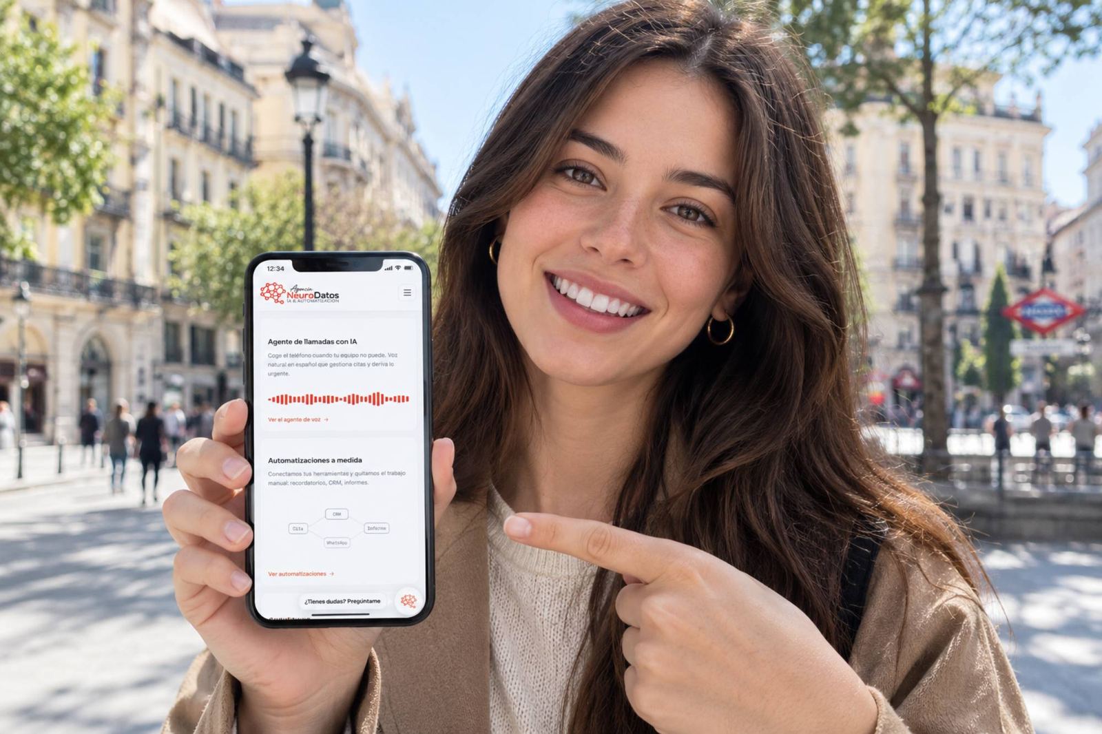 Mujer sonriente señalando un móvil con la web de NeuroDatos abierta