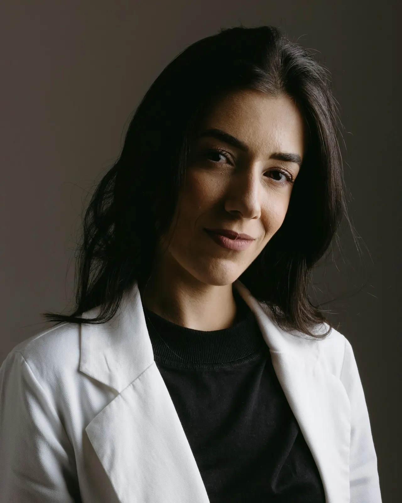 Retrato de la Dra. Elena Morales con bata blanca
