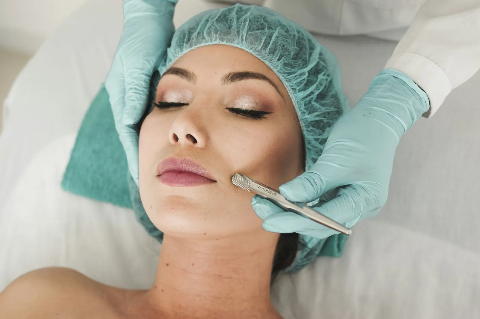 Una paciente con los ojos cerrados durante un tratamiento facial