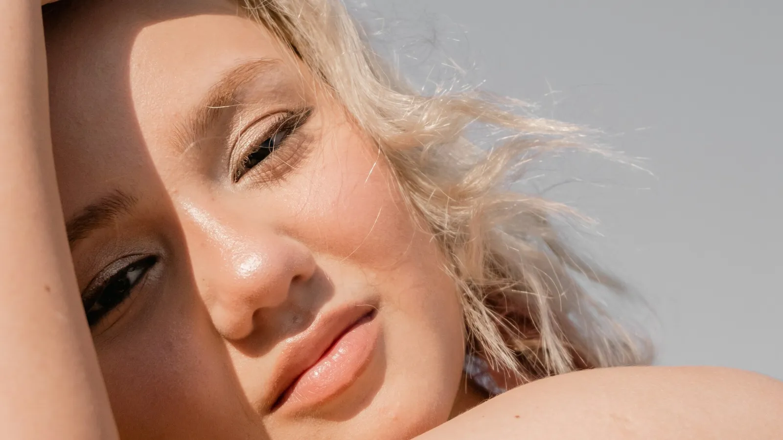 Retrato de una mujer con la piel al natural y luz suave