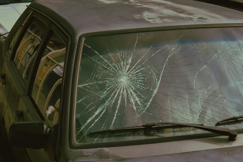 Parabrisas de un coche antiguo con la luna rota