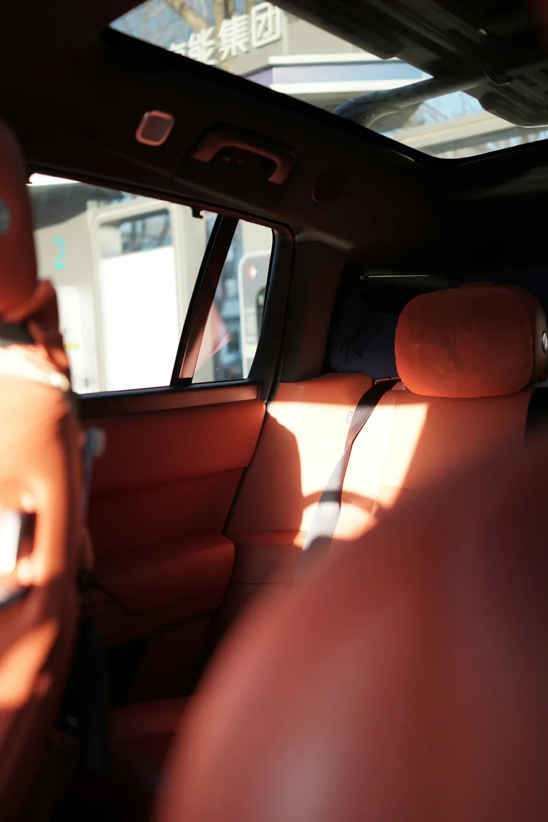 Interior de un coche con asientos de cuero rojo y techo tapizado
